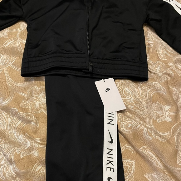 New Girls' Nike Crop Jacket and Pants Set – Where Style Meets Comfort - Picture 3 of 7